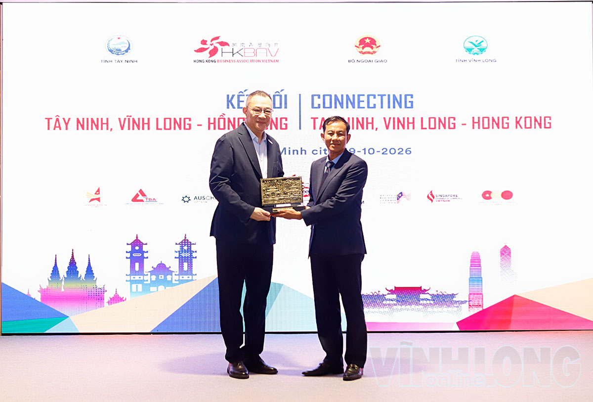 Phó Chủ tịch Thường trực UBND tỉnh Vĩnh Long Đặng Văn Chính tặng quà lưu niệm cho đại biểu phía Hồng Kông.