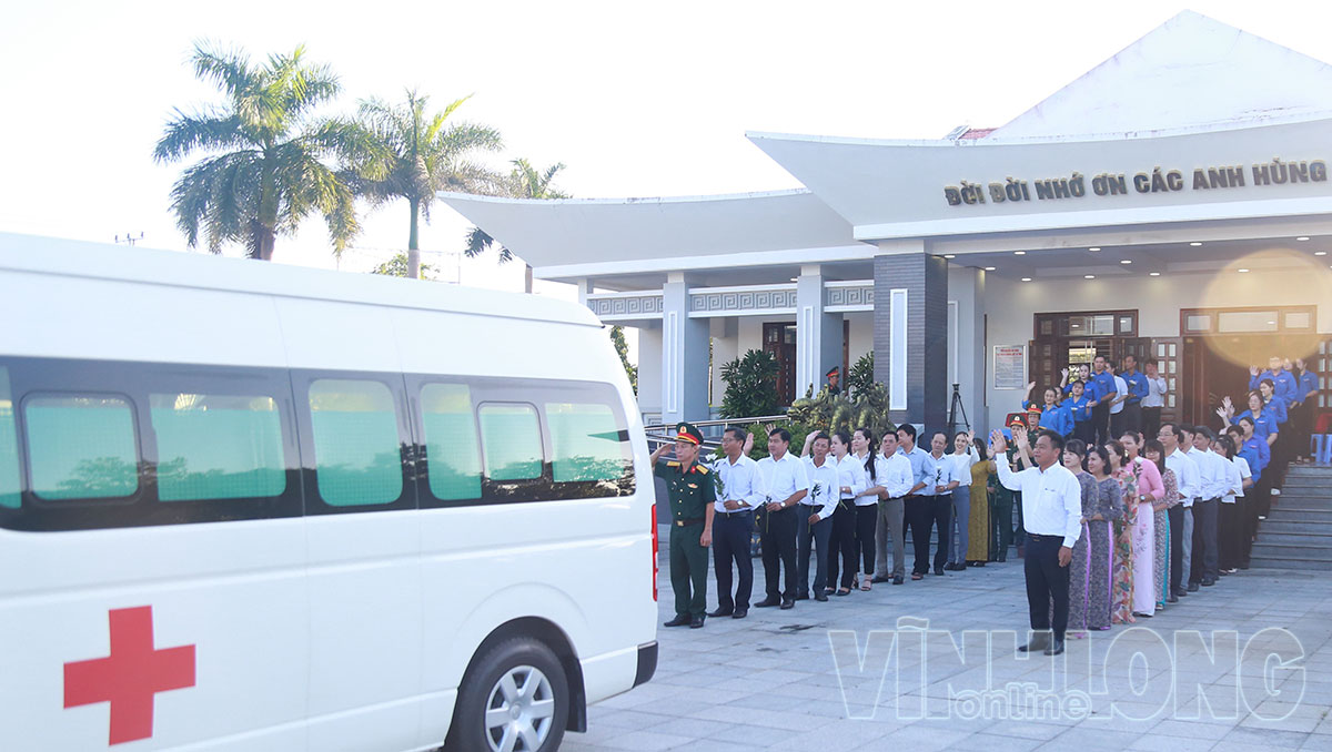 Mẫu hài cốt liệt sĩ được vận chuyển đến Sân bay quốc tế Cần Thơ, chuẩn bị bàn giao phục vụ giám định ADN xác định danh tính.