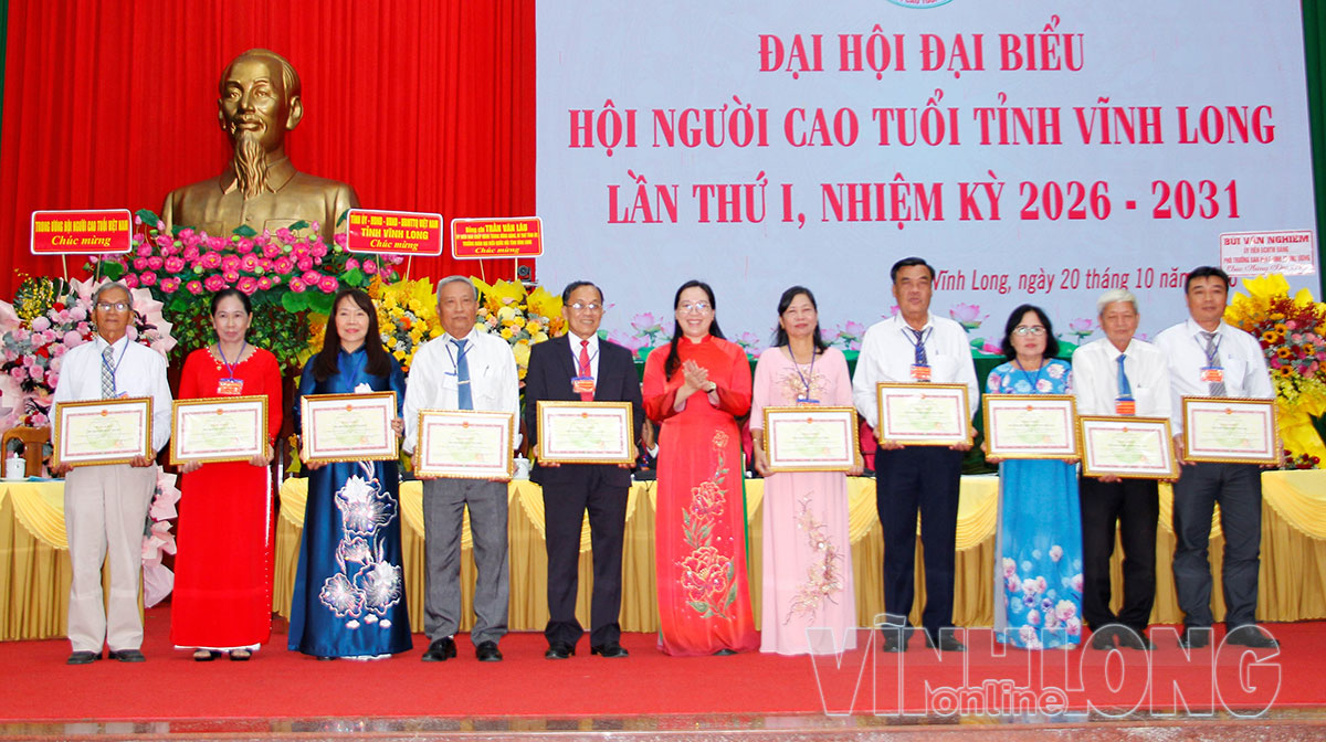 Phó Chủ tịch Ủy ban MTTQ Việt Nam tỉnh Nguyễn Thị Hồng Nhung tặng bằng khen của UBND tỉnh cho 10 tập thể có thành tích xuất sắc trong công tác tổ chức Hội NCT các cấp trên địa bàn tỉnh giai đoạn 2021-2026.