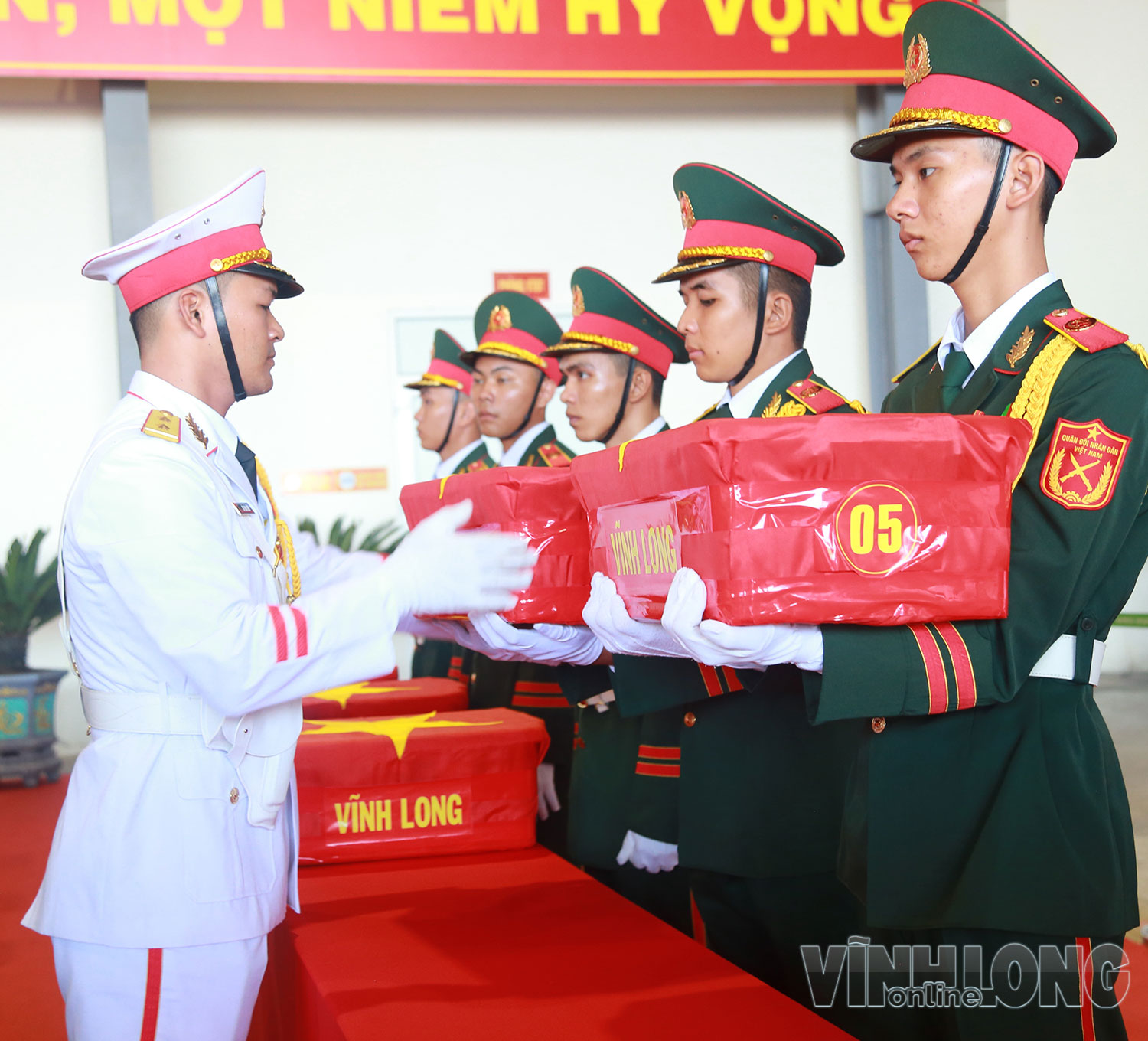  Tỉnh Vĩnh Long bàn giao 944 mẫu hài cốt liệt sĩ. Trước đó, vào ngày 20/10, Ban Chỉ đạo 515 tỉnh đã tổ chức lễ dâng hoa, dâng hương tưởng niệm các Anh hùng liệt sĩ trước khi vận chuyển mẫu hài cốt liệt sĩ đến Sân bay quốc tế Cần Thơ, chuẩn bị bàn giao phục vụ giám định ADN xác định danh tính.