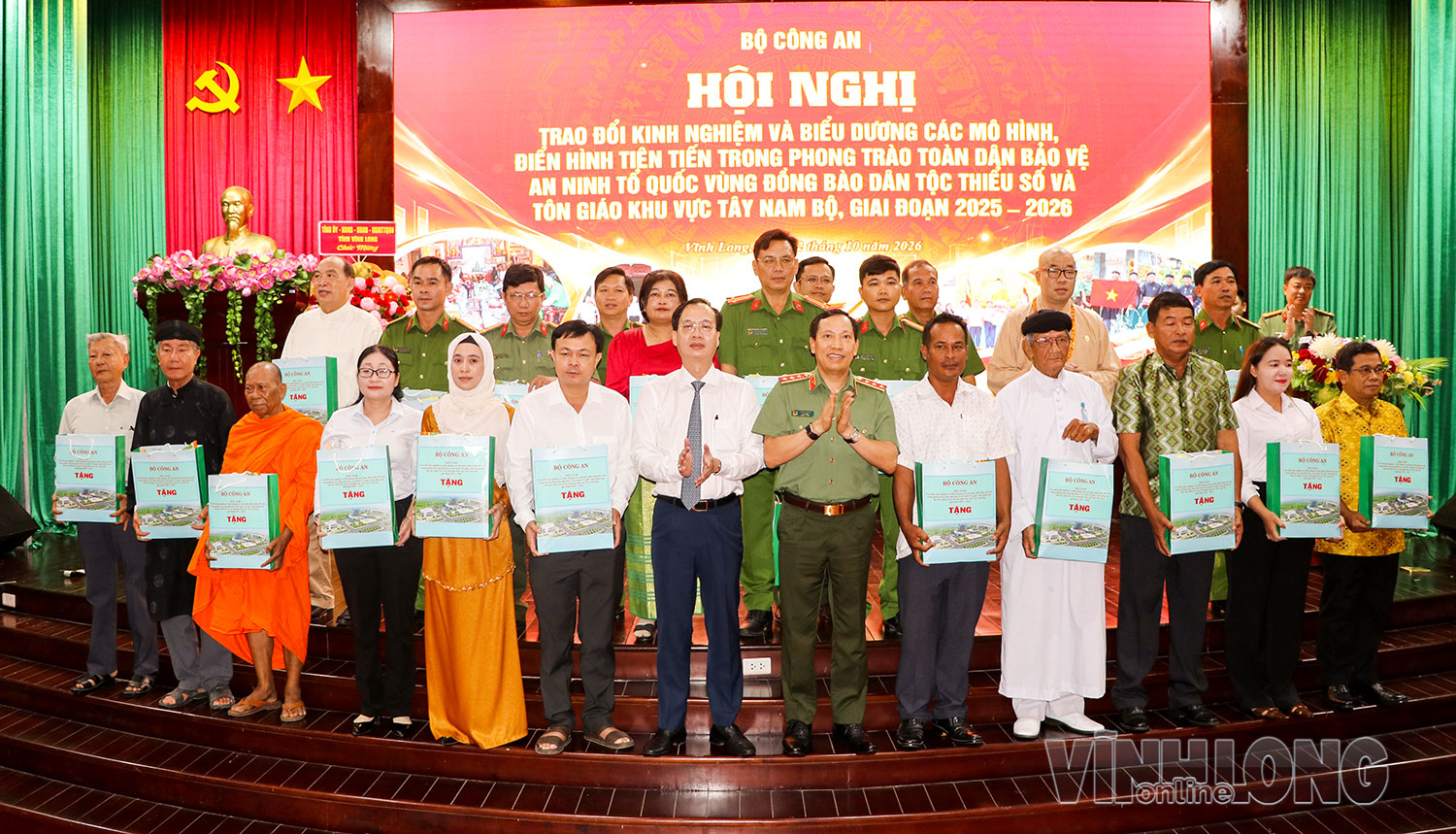 Thứ trưởng Bộ Công an- Lê Văn Tuyến và Chủ tịch UBND tỉnh- Trần Trí Quang tặng quà cho các điển hình.
