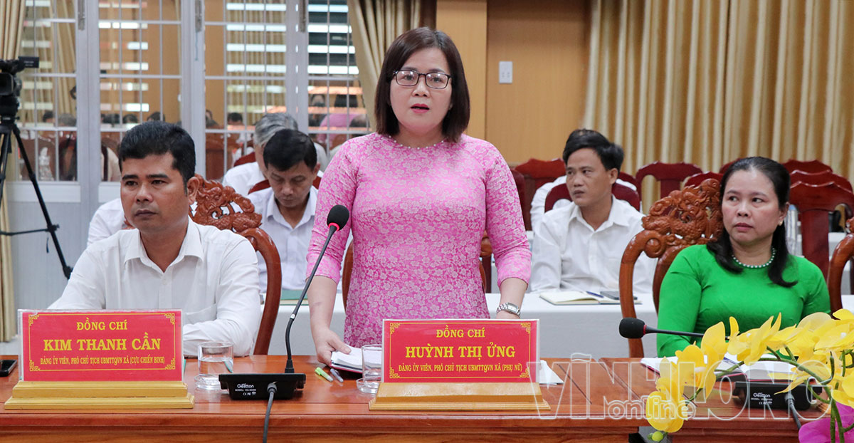 Đại diện Hội Liên hiệp phụ nữ xã báo cáo về công tác vận động hội viên tham gia các mô hình phát triển kinh tế.