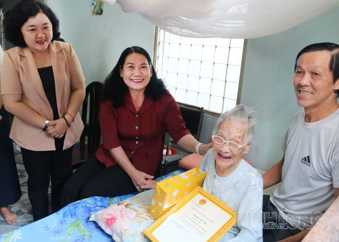 Phó Chủ tịch UBND tỉnh Nguyễn Thị Bé Mười chúc thọ 4 cụ tròn 100 tuổi tại phường An Hội