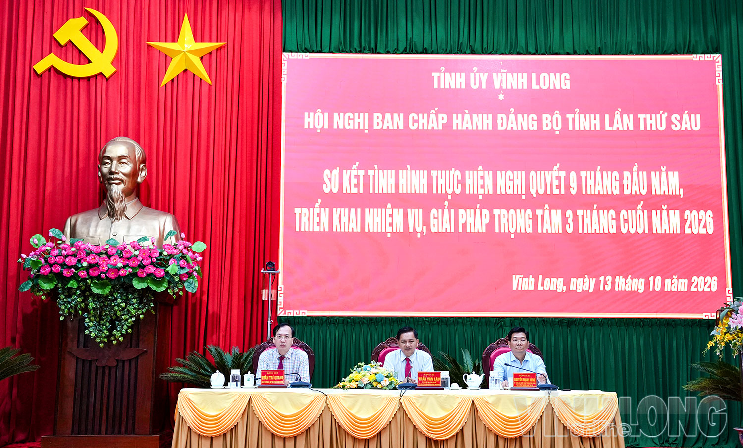 Các đồng chí: Trần Văn Lâu- Ủy viên Trung ương Đảng, Bí thư Tỉnh ủy; Nguyễn Mạnh Hùng- Ủy viên Trung ương Đảng, Phó Bí thư Thường trực Tỉnh ủy; Trần Trí Quang- Phó Bí thư Tỉnh ủy, Chủ tịch UBND tỉnh chủ trì hội nghị.