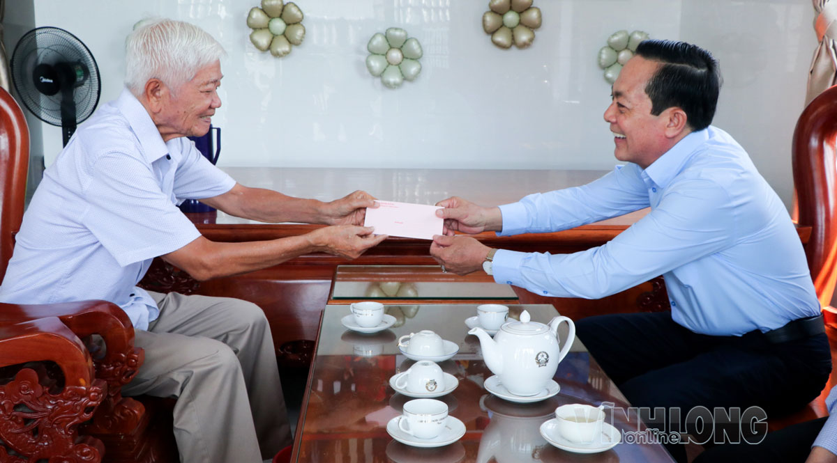 Phó Bí thư Tỉnh ủy - Lâm Minh Đằng thăm, tặng quà ông Sơn Song Sơn nhân dịp lễ Sêne Đôlta.