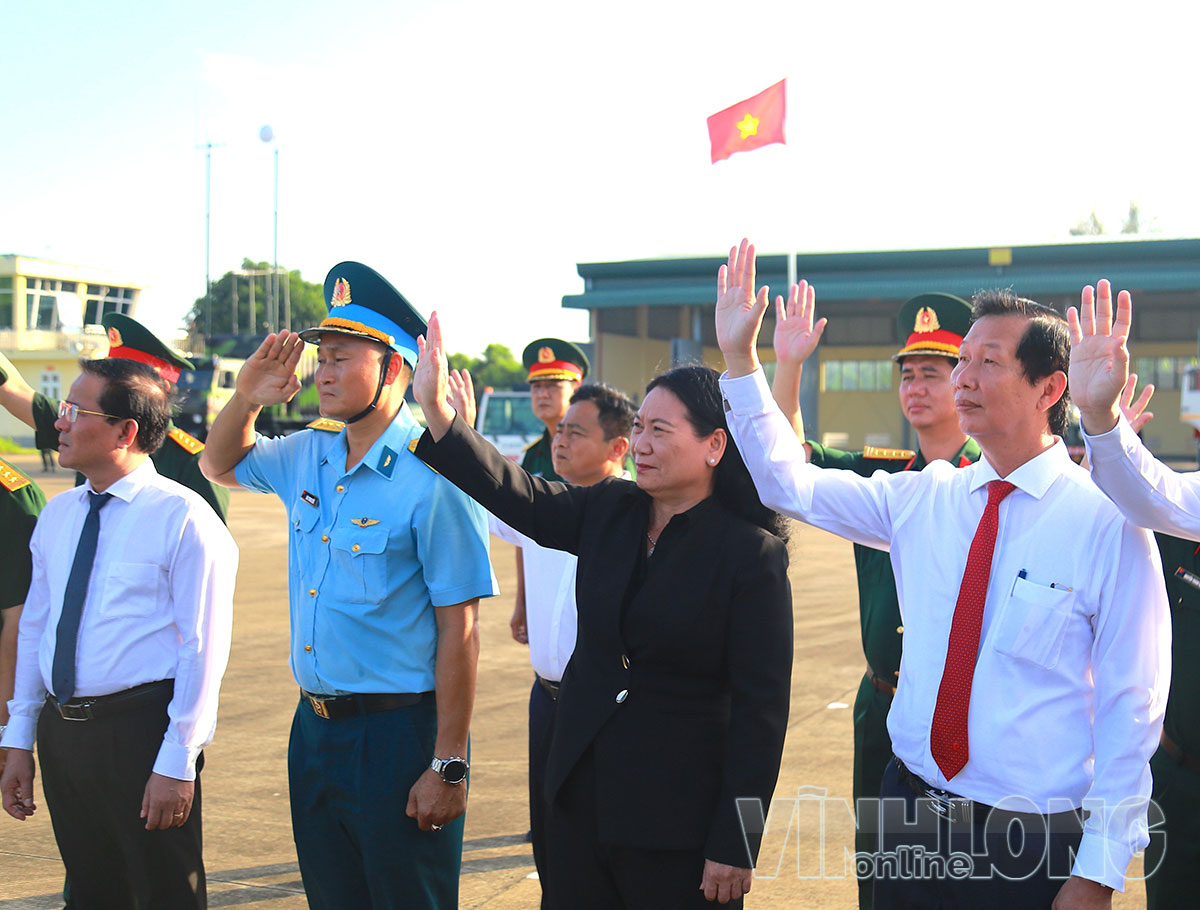 Đại biểu tiễn tổ bay và các lực lượng thực hiện nhiệm vụ.