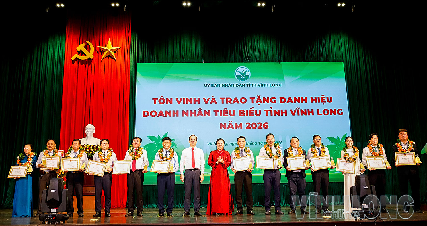 Chủ tịch UBND tỉnh Trần Trí Quang và Trưởng Ban Tuyên giáo Tỉnh ủy Nguyễn Thị Minh Trang tôn vinh và trao danh hiệu các doanh nhân tiêu biểu.