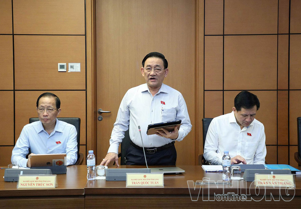 
Đại biểu Trần Quốc Tuấn Ủy viên Ban Thường vụ Tỉnh uỷ, Giám đốc Sở Công thương tỉnh Vĩnh Long phát biểu tại Tổ sáng ngày 18/10.