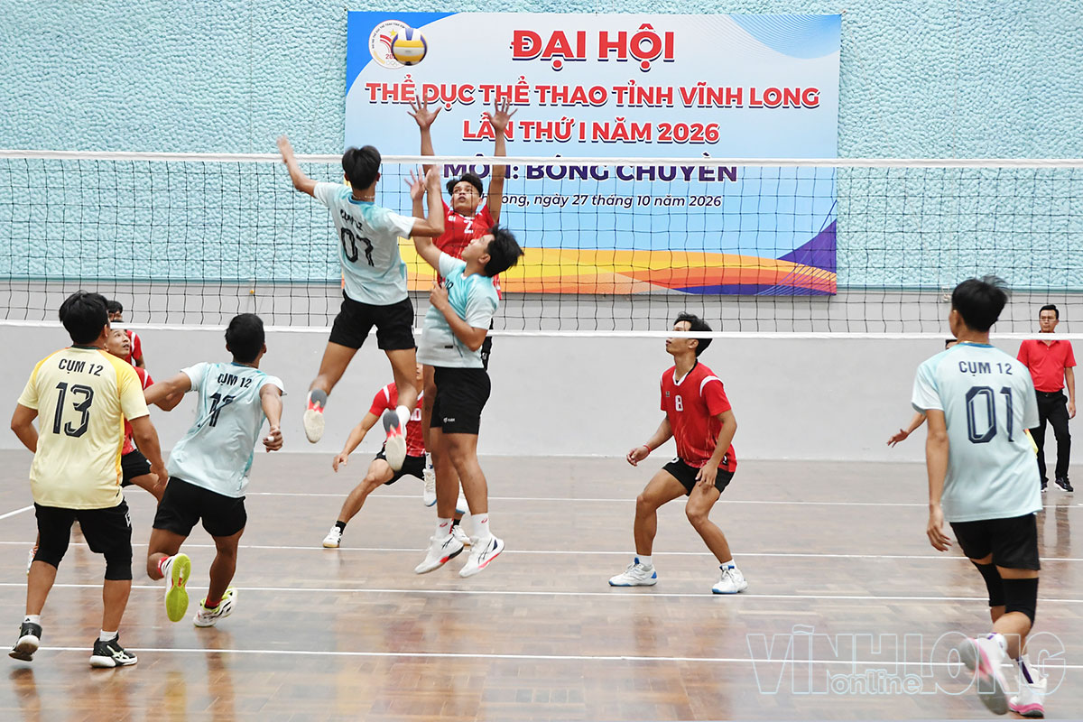 Đội Cụm 12- xã Tiểu Cần (áo xanh) trong trận đấu gặp đội Cụm 10- xã Châu Thành.