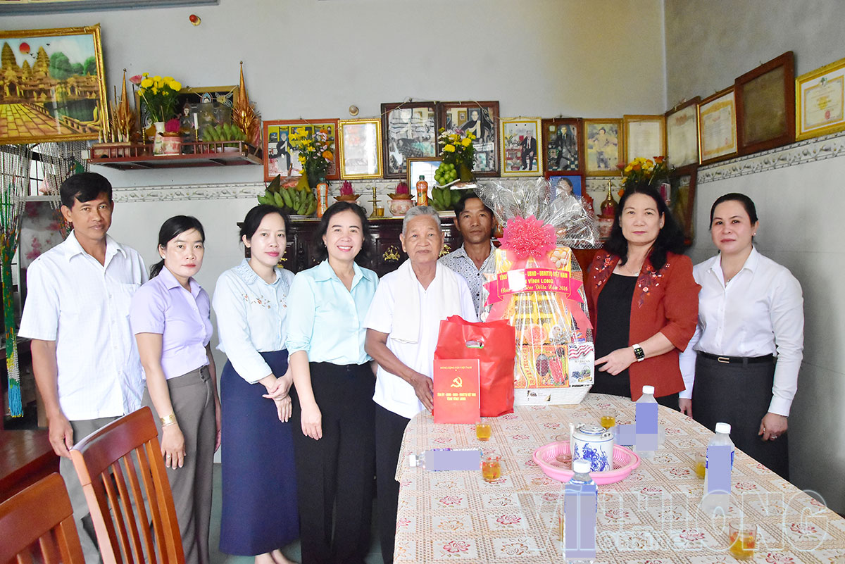 Đoàn công tác tặng quà bà Thạch Thị Cảnh (mẹ liệt sĩ), xã Nhị Trường.