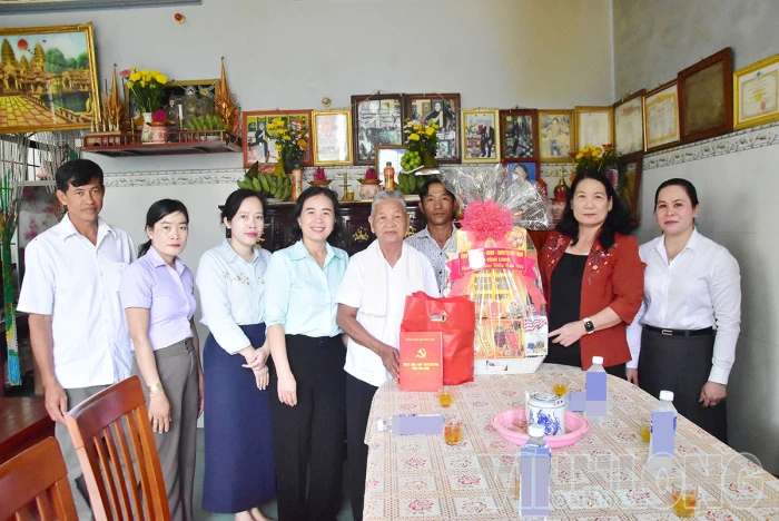 Phó Chủ tịch UBND tỉnh Nguyễn Thị Bé Mười thăm, tặng quà nhân dịp lễ Sêne Đôlta