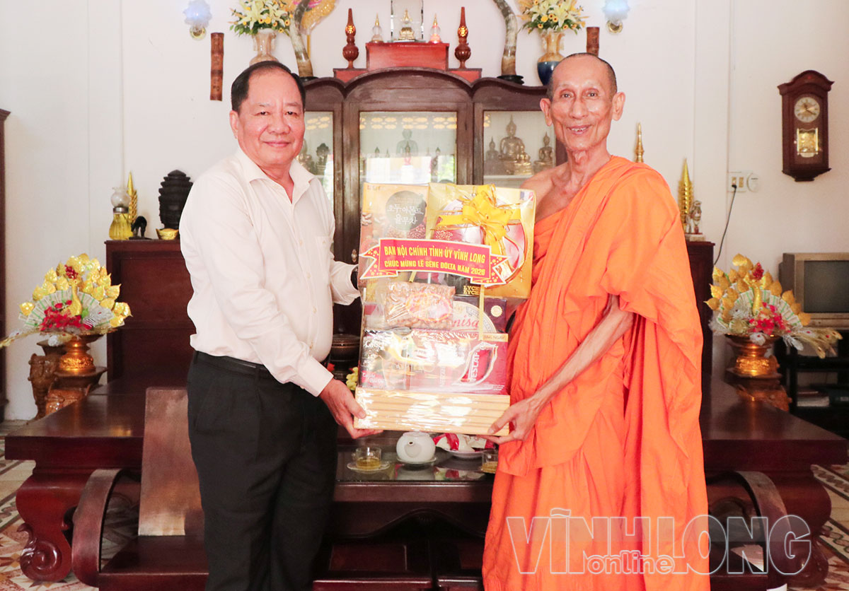 Trưởng Ban Nội chính Tỉnh ủy - Lê Thanh Vân tặng quà Lễ Sêne Đôlta đến Hòa thượng Thạch Oai.