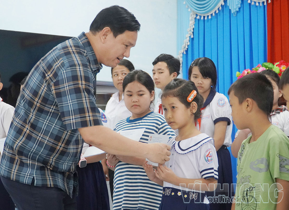 Ông Nguyễn Phúc Linh – Tỉnh ủy viên, Phó Chủ tịch Ủy ban MTTQ Việt Nam tỉnh, Chủ tịch Liên đoàn Lao động tỉnh trao quà cho trẻ tham gia mô hình