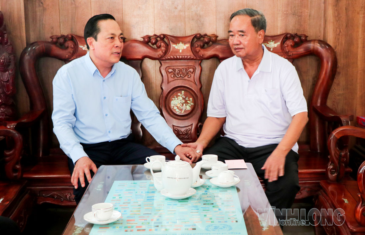 Phó Bí thư Tỉnh ủy - Lâm Minh Đằng thăm, tặng quà gia đình ông Thạch Hel nhân dịp lễ Sêne.