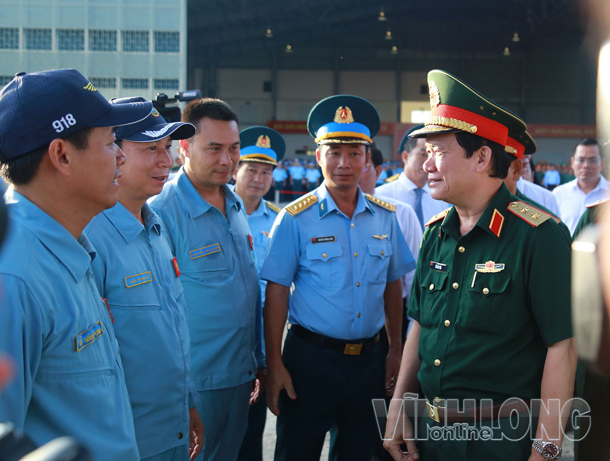 Trung tướng Hồ Văn Thái – Chính ủy Quân khu 9 động viên tổ bay trước khi lên đường thực hiện nhiệm vụ thiêng liêng.