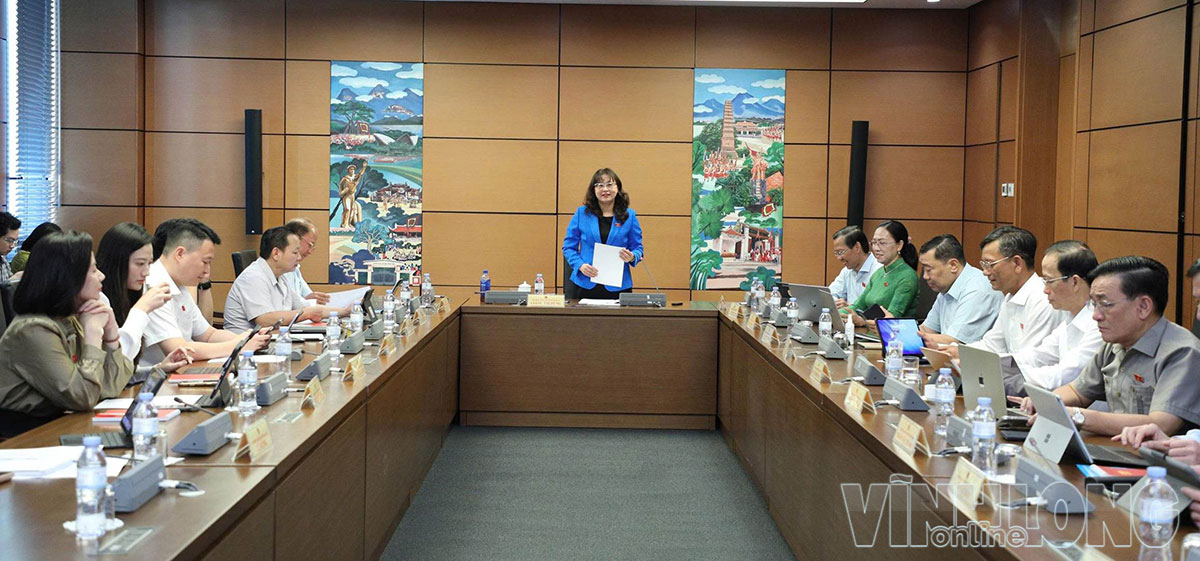 
Quan cảnh buổi thảo luận Tổ đại biểu số 15 (gồm Đoàn đại biểu Quốc hội tỉnh Vĩnh Long và Lào Cai).