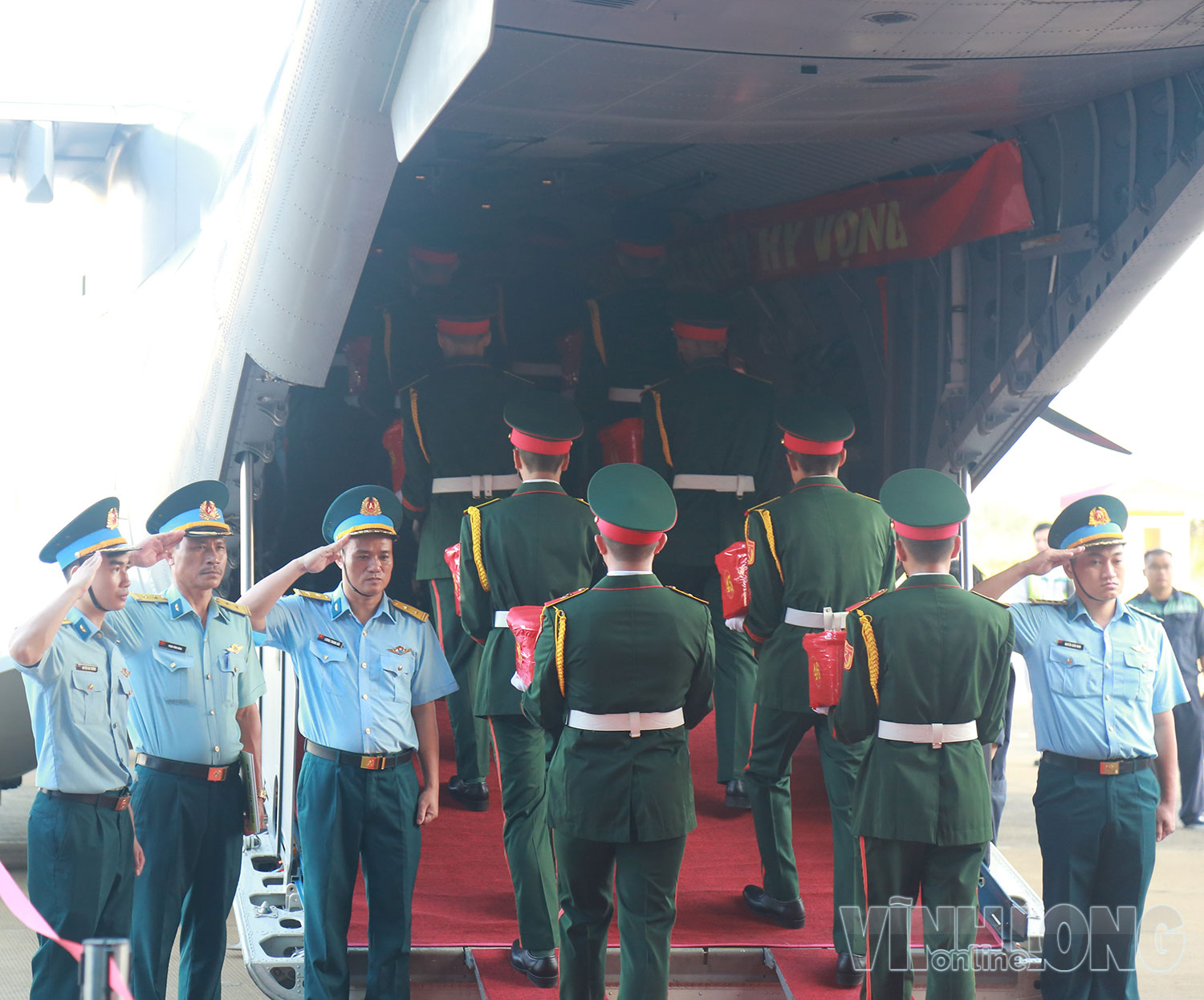 Đưa các thùng đựng mẫu hài cốt liệt sĩ lên máy bay quân sự của Lữ đoàn Không quân 918 thuộc Quân chủng Phòng không – Không quân.