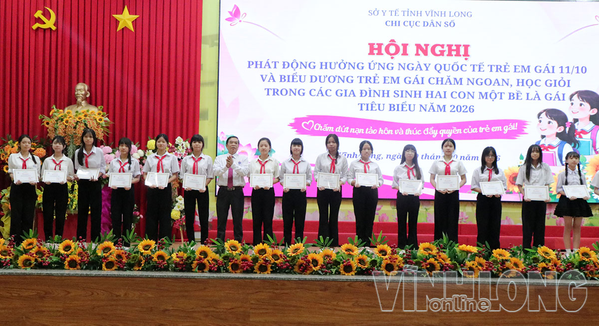 Phó Giám đốc Sở Y tế - Nguyễn Văn Đời trao biểu dương cho trẻ em gái chăm ngoan, học giỏi trong các gia đình sinh hai con một bề là gái tiêu biểu năm 2026.