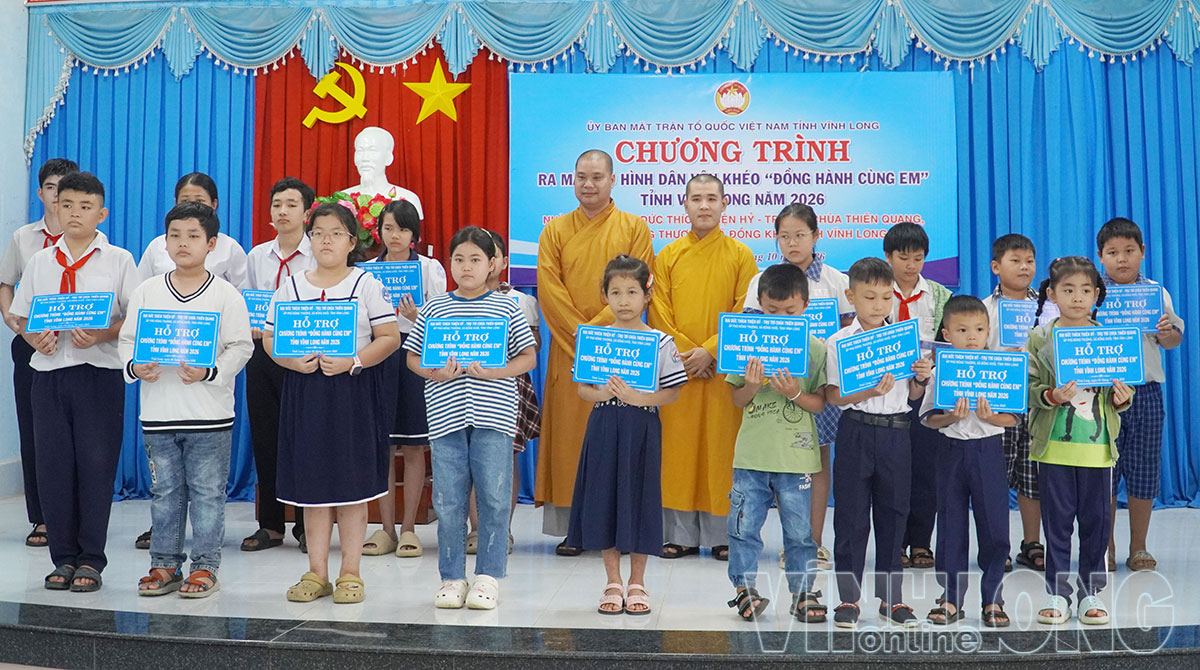  Đại diện đơn vị hỗ trợ trao bảng tượng trưng hỗ trợ cho 20 trẻ em