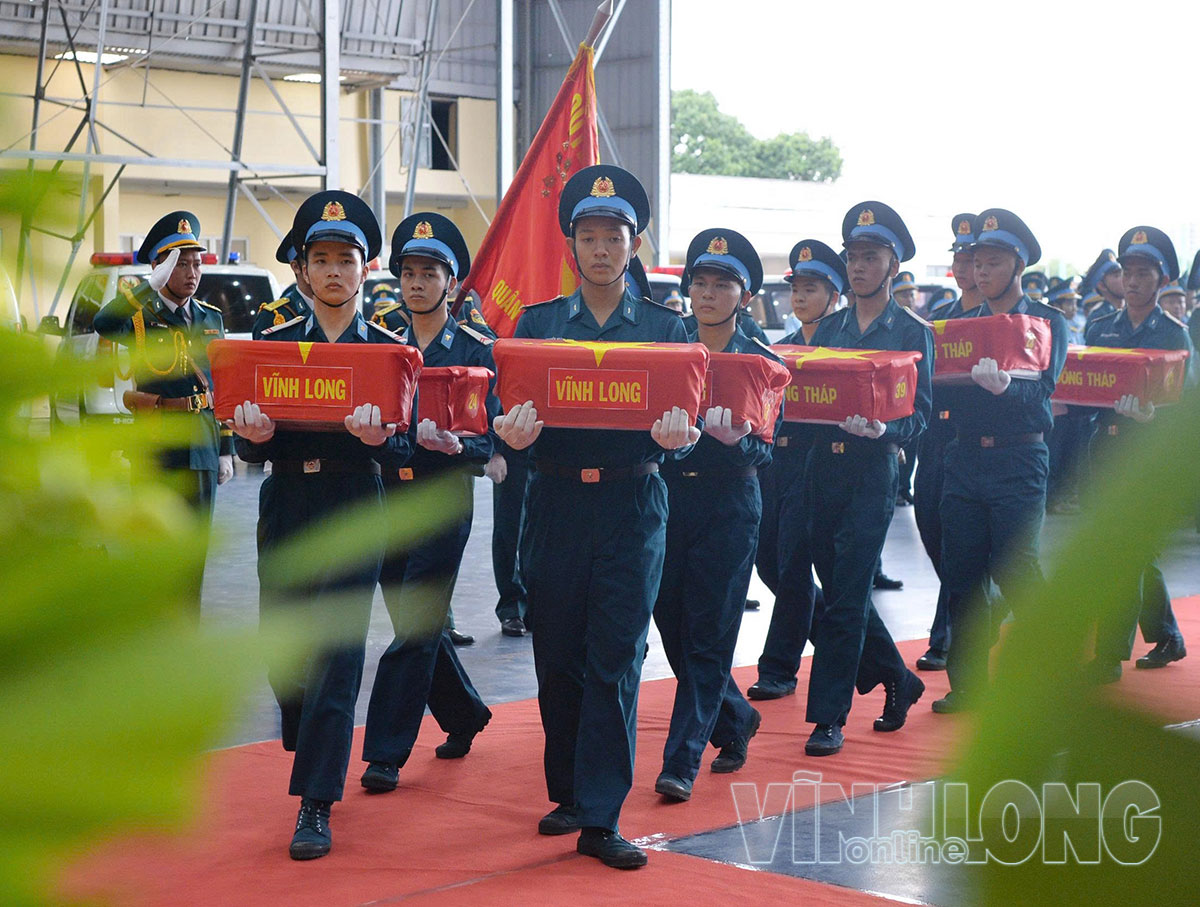 Cán bộ, chiến sĩ vận chuyển mẫu hài cốt liệt sĩ sau khi máy bay hạ cánh ở Sân bay quân sự Gia Lâm (TP Hà Nội).