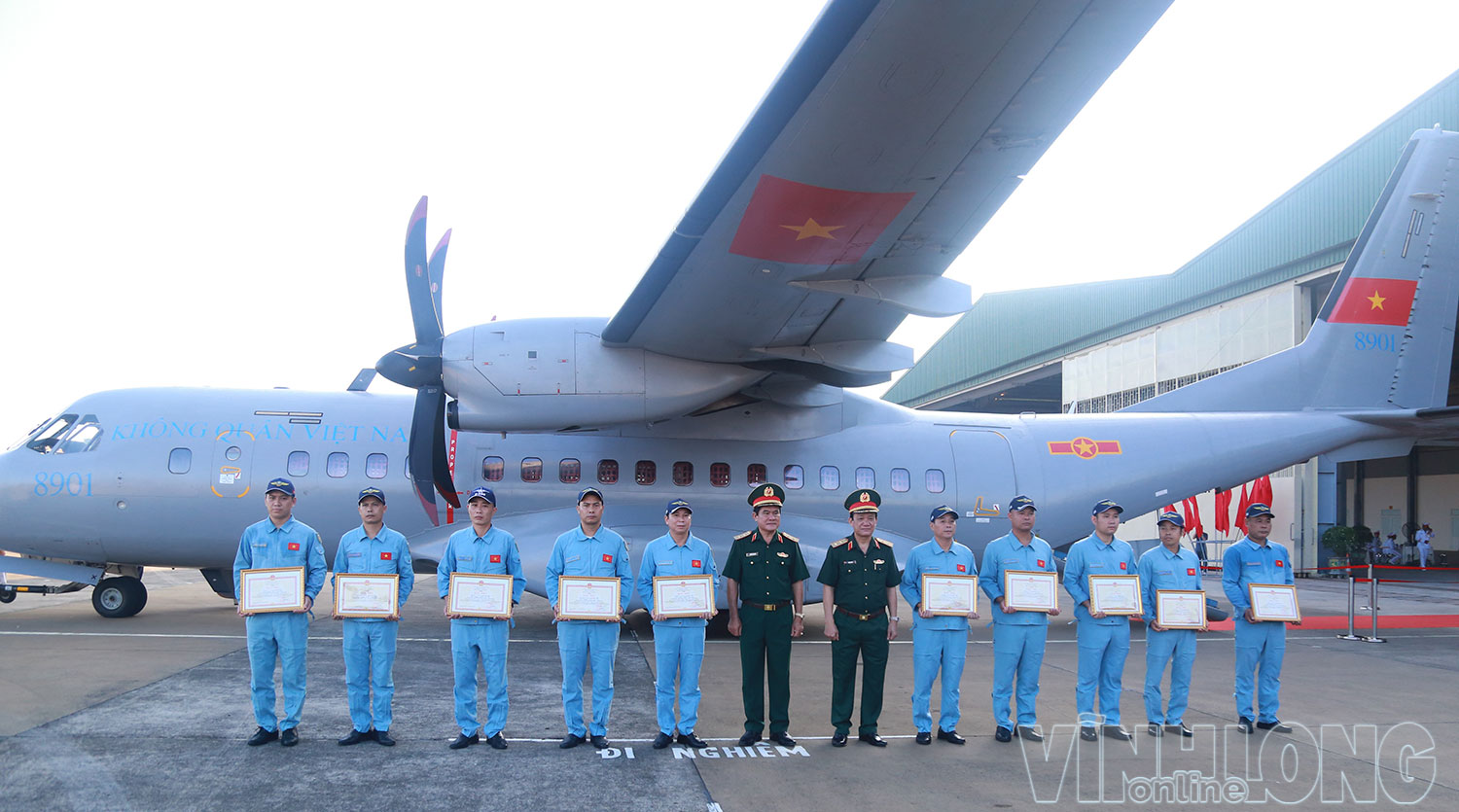 Dịp này, Bộ Tư lệnh Quân khu 9 tặng bằng khen 2 tổ bay với thành tích hoàn thành xuất sắc nhiệm vụ vận chuyển mẫu sinh phẩm hài cốt liệt sĩ đến TP Hà Nội.