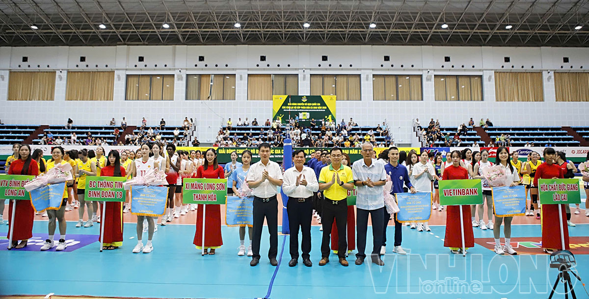 Ban tổ chức trao cờ và hoa cho các đội tham gia.