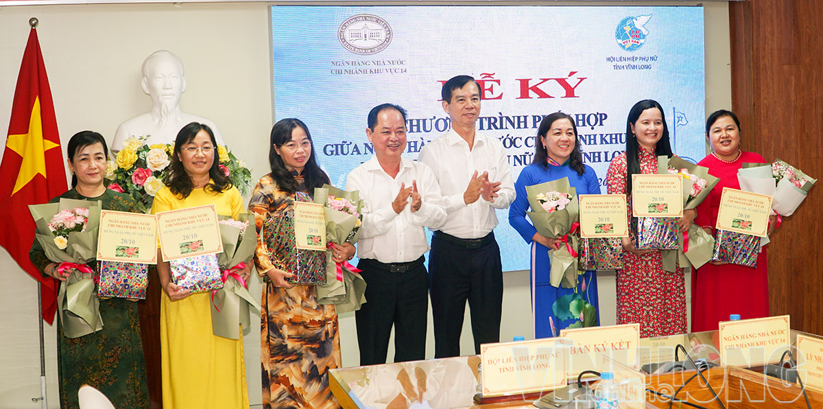 Tại điểm cầu Vĩnh Long, Ngân hàng Nhà nước chi nhánh Khu vực 14 trao hoa chúc mừng Hội Liên hiệp Phụ nữ tỉnh nhân Ngày Phụ nữ Việt Nam 20/10.
