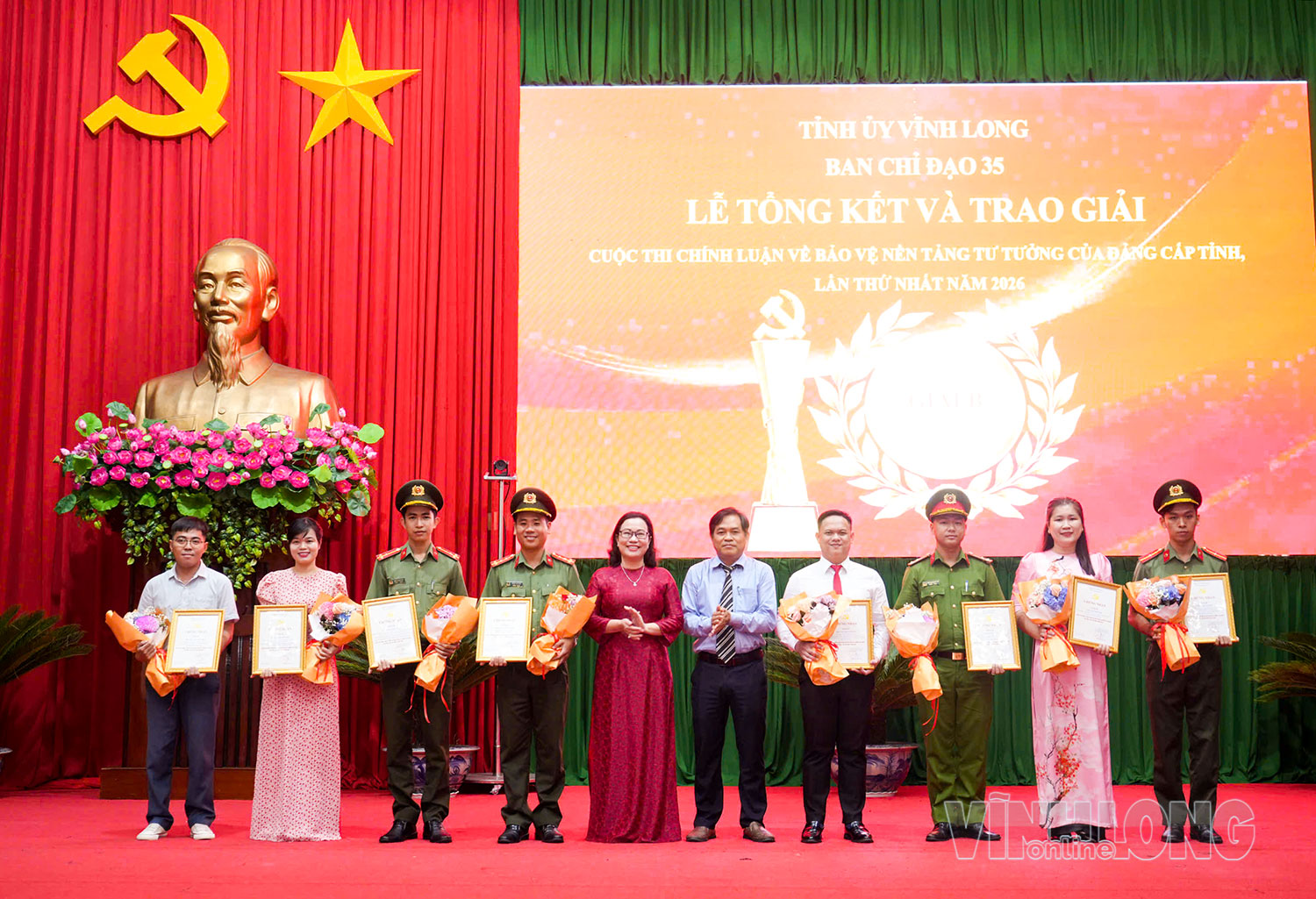 Ban Tổ chức trao giải cho tác giả, nhóm tác giả đạt giải B.