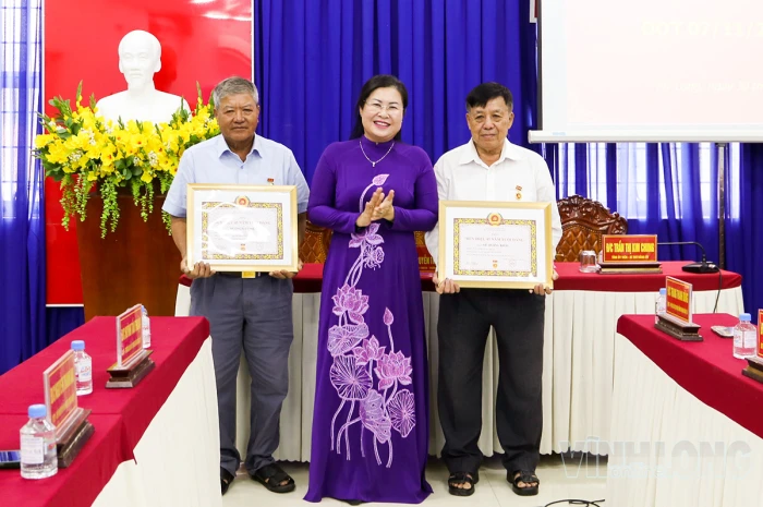 Đảng ủy xã Mỹ Long trao tặng Huy hiệu Đảng đợt 7/11/2026