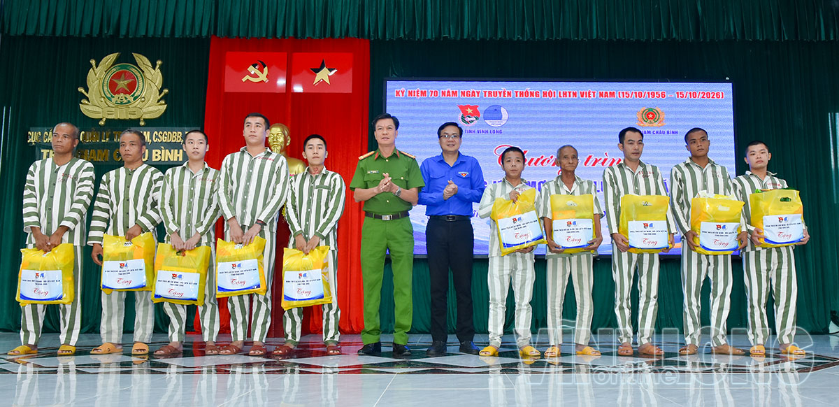 Phạm nhân cải tạo tốt được nhận quà.