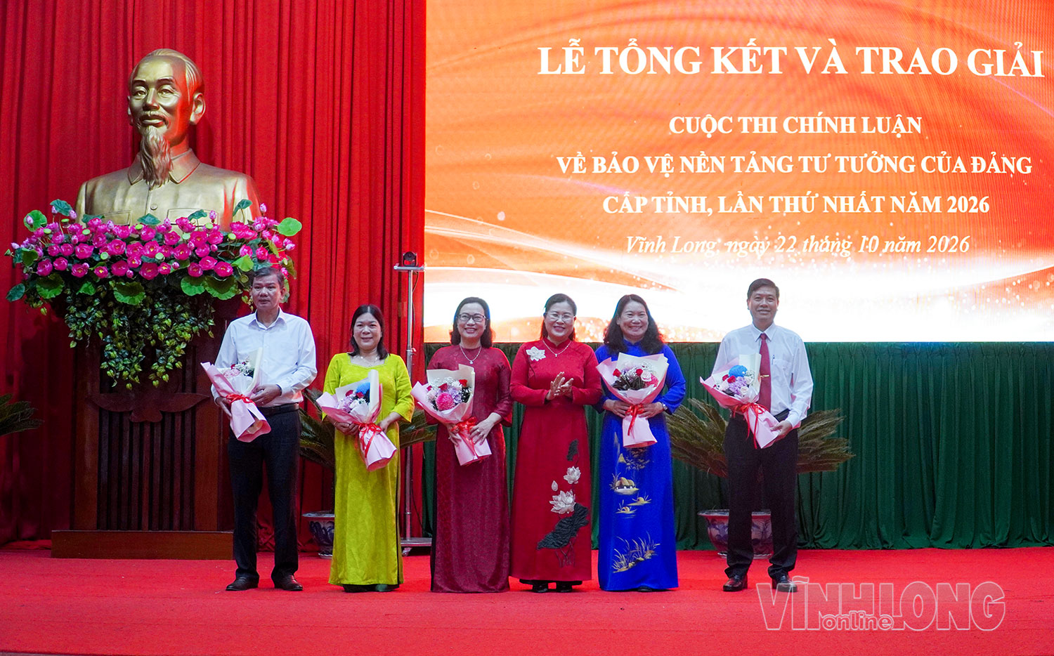 Đồng chí Nguyễn Thị Minh Trang - Ủy viên Ban Thường vụ Tỉnh ủy, Trưởng Ban Tuyên giáo Tỉnh ủy, Phó trưởng Ban Thường trực Ban Chỉ đạo 35 Tỉnh ủy trao hoa cho Hội đồng giám khảo, ban tổ chức cuộc thi.