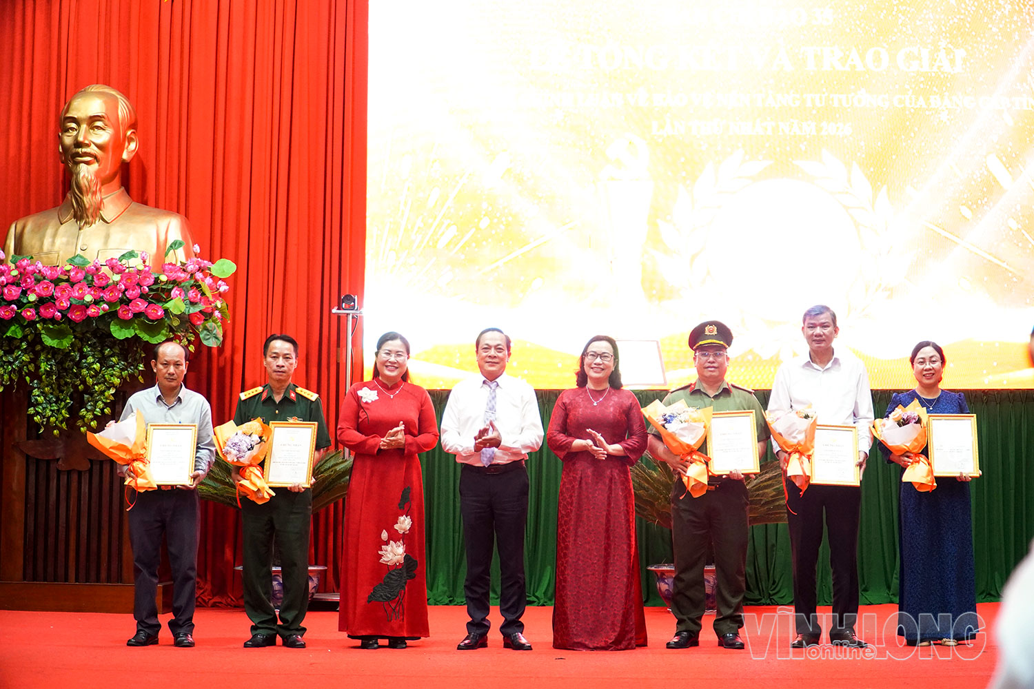 Khen thưởng 5 tập thể có thành tích xuất sắc trong công tác tham mưu, triển khai và tổ chức hưởng ứng Cuộc thi.