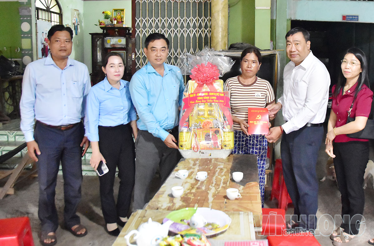 Đoàn công tác tặng quà gia đình bà Thạch Thị Thu, xã Long Thành.