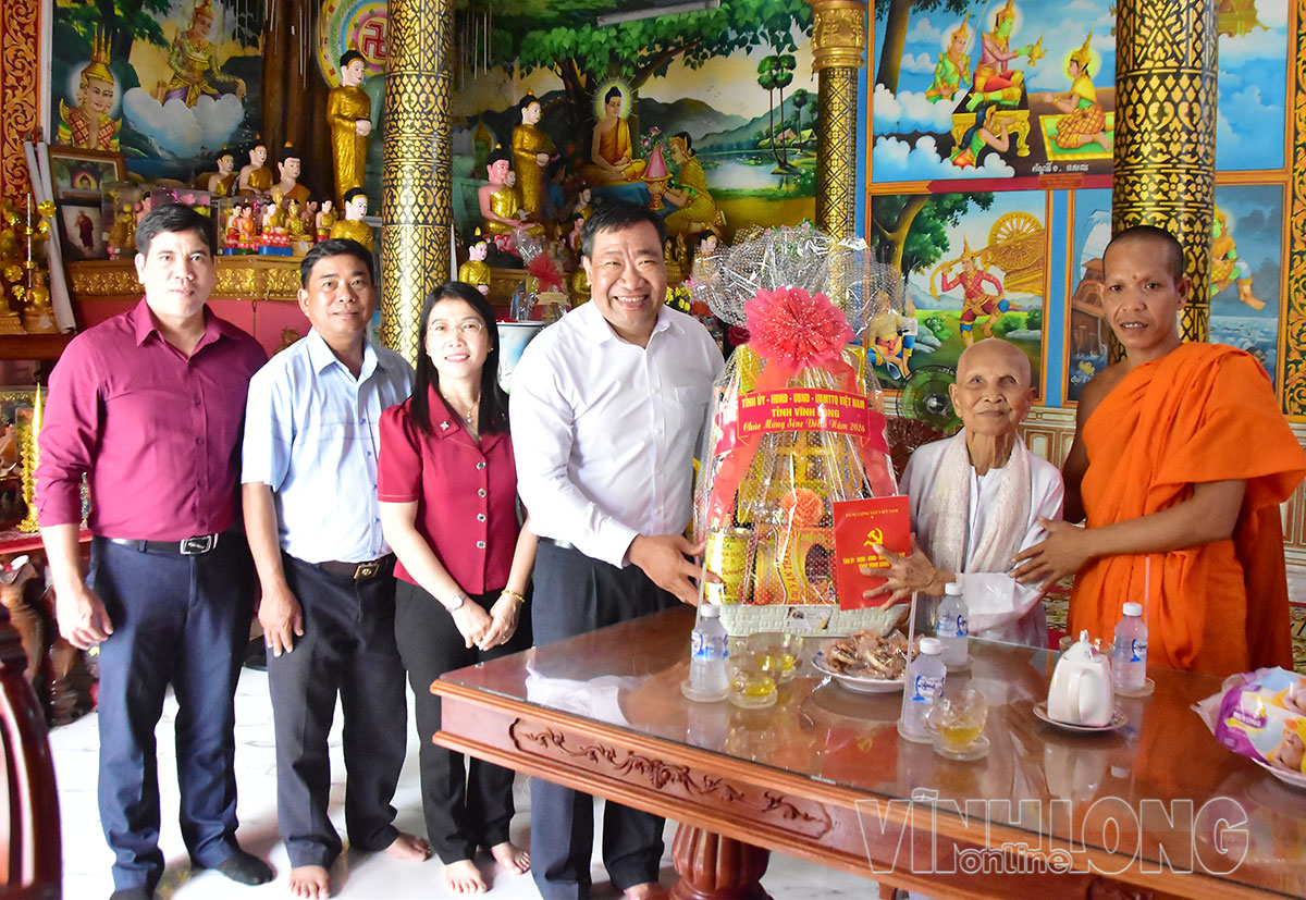 Đoàn công tác tặng quà bà Thạch Thị Hơi (mẹ liệt sĩ), xã Long Vĩnh.