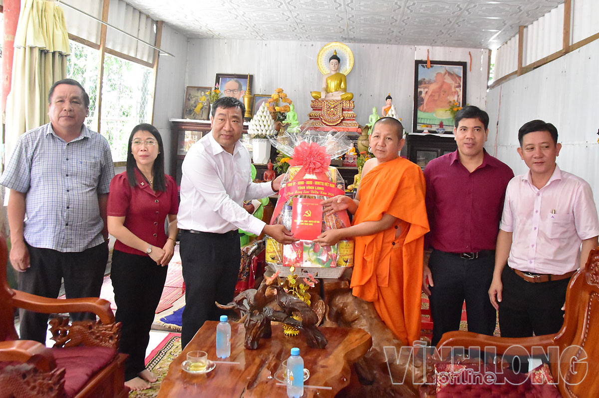 Đoàn công tác chúc mừng Sêne Đôlta tại chùa Ko Ki, phường Hòa Thuận.
