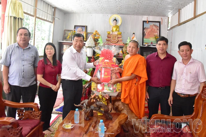 Phó Trưởng Đoàn chuyên trách Đoàn ĐBQH tỉnh Thạch Phước Bình thăm, tặng quà gia đình chính sách và cơ sở tôn giáo dịp Sêne Đôlta