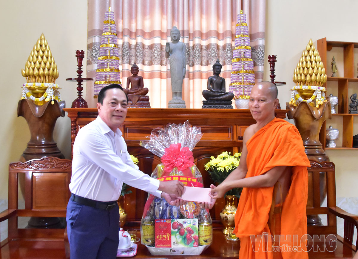 Phó Bí thư Tỉnh ủy Lâm Minh Đằng tặng quà tại chùa Ret Mol.