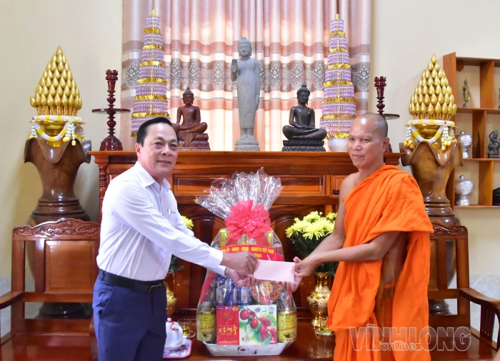 Phó Bí thư Tỉnh ủy Lâm Minh Đằng thăm, chúc mừng các chùa Phật giáo Nam tông Khmer