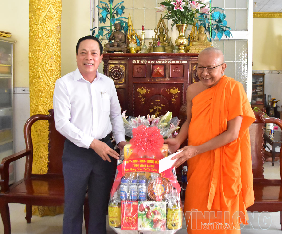 Phó Bí thư Tỉnh ủy Lâm Minh Đằng tặng quà chúc mừng Sêne Đôlta tại chùa Chêt Chrum.