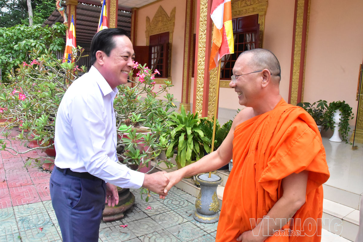 Phó Bí thư Tỉnh ủy Lâm Minh Đằng chúc mừng, tặng quà Sêne Đôlta Thượng toạ Thạch Rây, Trụ trì chùa Chông Mêso Chás.
