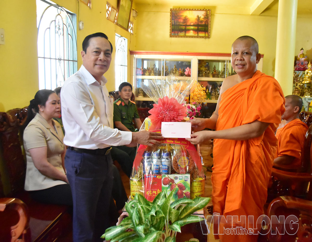 Phó Bí thư Tỉnh ủy Lâm Minh Đằng cùng đoàn công tác tặng quà tại Mêrong Thmây.