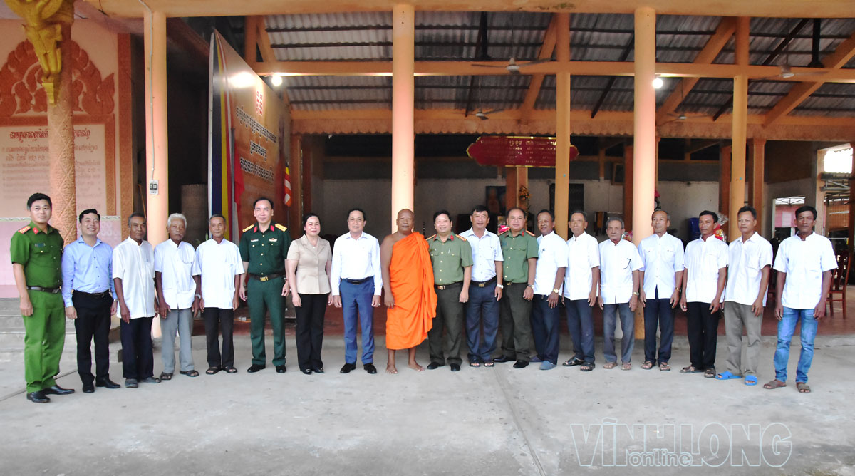Đoàn công tác Tỉnh ủy chụp ảnh lưu niệm với các vị chức sắc chùa Trà Khúp.