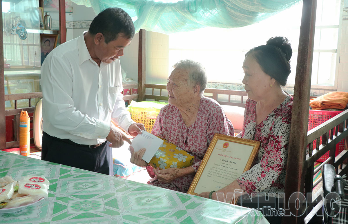 
Phó Chủ tịch HĐND tỉnh - Kim Rương chúc thọ, mừng thọ và tặng quà cụ Nguyễn Thị Huê (xã Nhị Long) tròn 100 tuổi.
