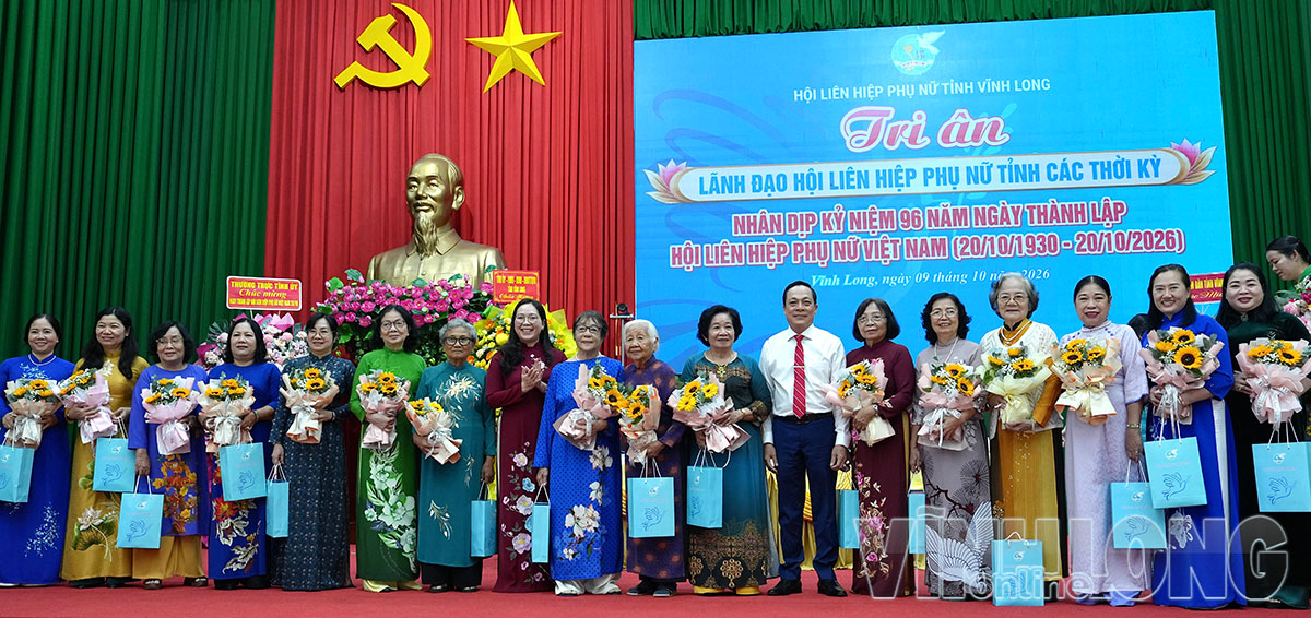 Lãnh đạo tỉnh trao quà tri ân các đồng chí nguyên lãnh đạo Hội LHPN tỉnh qua các thời kỳ.