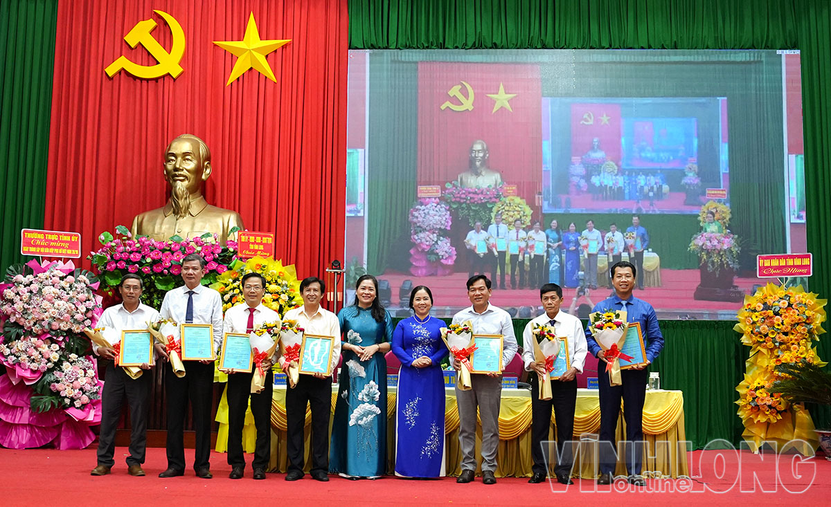 Lãnh đạo Hội LHPN tỉnh trao Quyết định công nhận hội viên danh dự Hội LHPN Việt Nam.