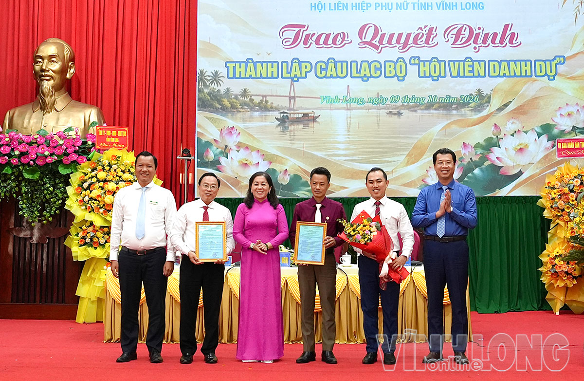  Trao Quyết định thành lập CLB “Hội viên danh dự”.