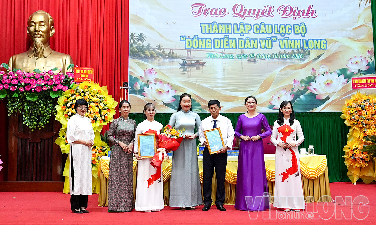 Trao Quyết định thành lập CLB “Đồng diễn dân vũ”.