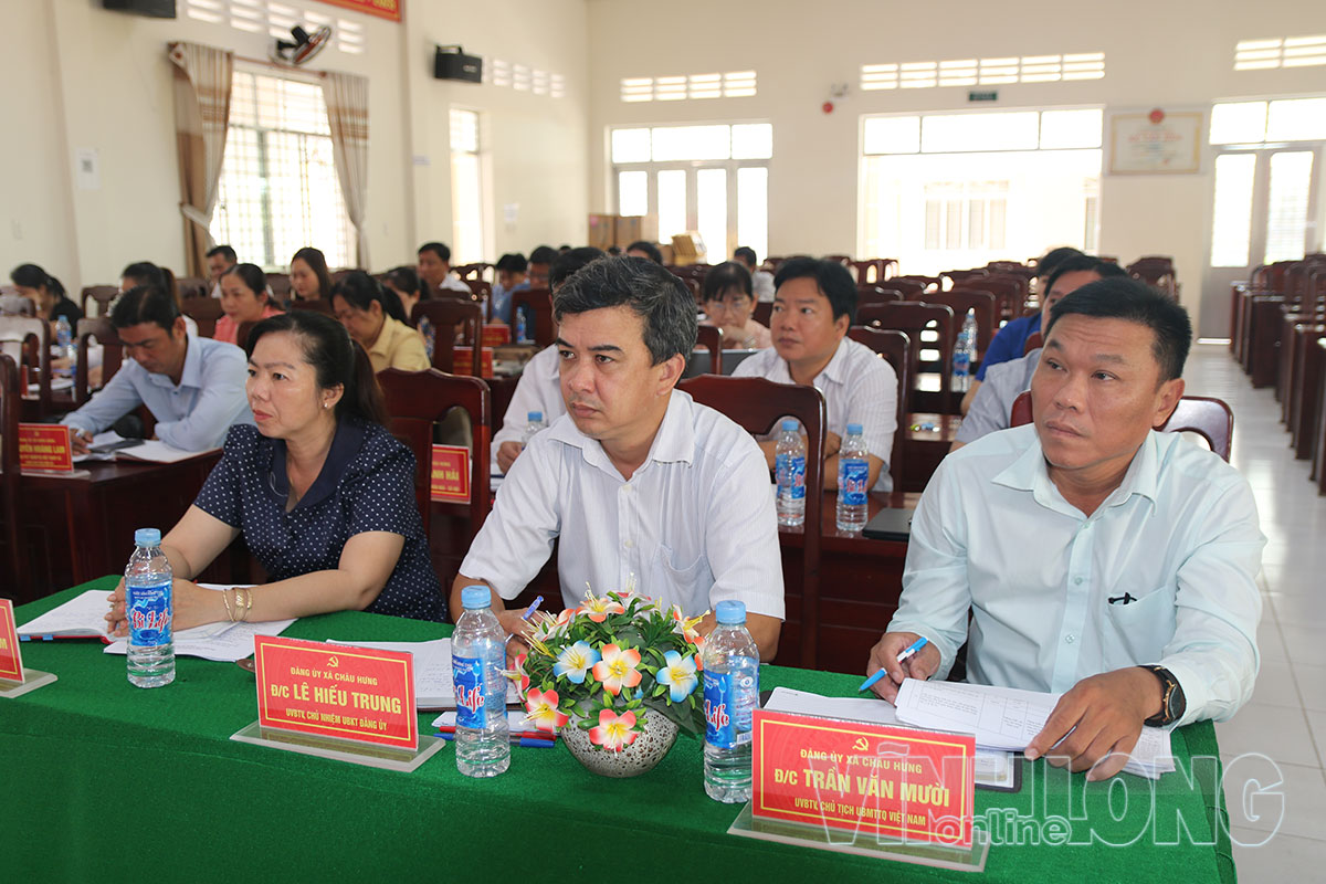 Đại biểu dự hội nghị sơ kết đánh giá tình hình, kết quả thực hiện Nghị quyết Đảng ủy 9 tháng đầu năm 2026 tại xã Châu Hưng.
