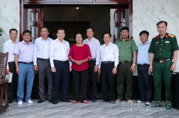 Chủ tịch HĐND tỉnh Nguyễn Minh Dũng thăm, tặng quà cơ sở tôn giáo và cán bộ hưu trí dịp lễ Sêne Đôlta