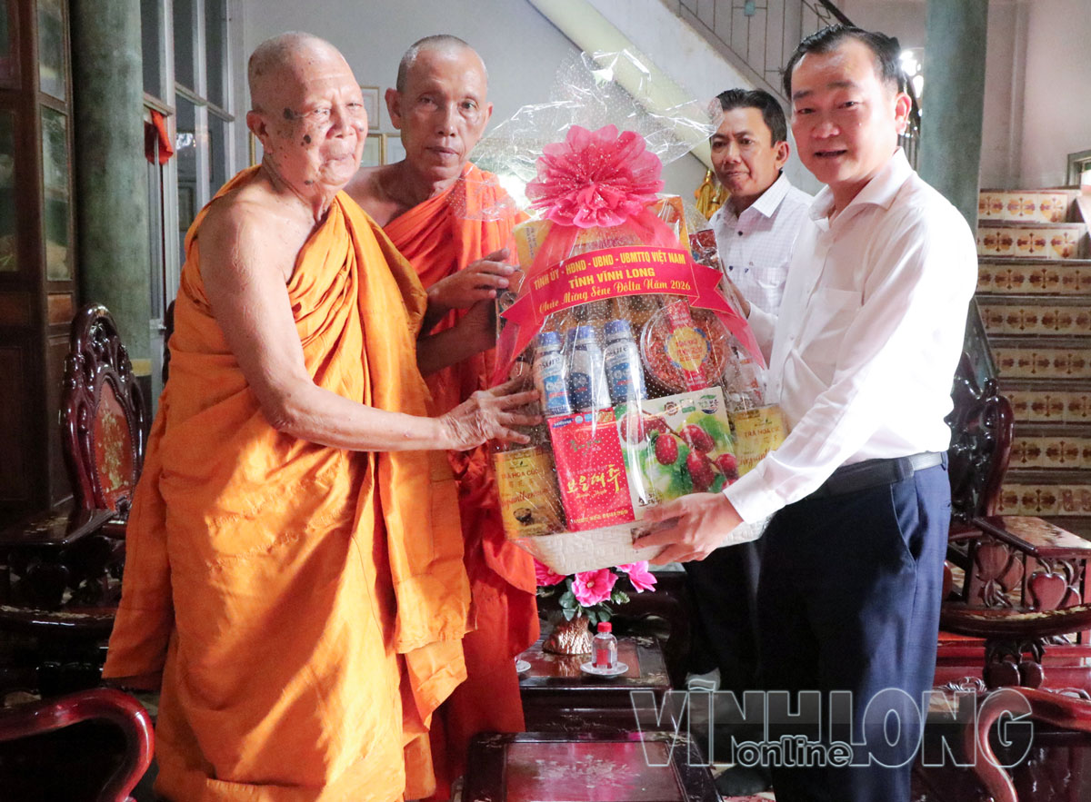 Chủ tịch HĐND tỉnh - Nguyễn Minh Dũng thăm, tặng quà lễ Sêne Đôlta tại chùa Chom Ca.